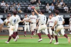 【決勝・白樺学園―旭川志峯】優勝を決めて本塁に集まる旭川志峯ナイン（須貝拓也撮影）