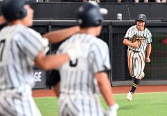 【決勝・白樺学園―旭川志峯】白樺学園は９回２死二塁、菊島有佑の左前適時打で二走の後藤健（右）が生還し１点差に迫る