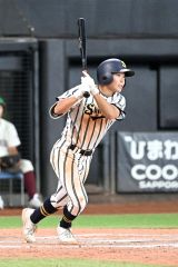 【決勝・白樺学園―旭川志峯】白樺学園は９回１死で後藤健が右前安打を放ち出塁する