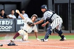 【決勝・白樺学園―旭川志峯】７回１死一、二塁、白樺学園は中前打で本塁を狙う二走を大西遙斗捕手が刺す