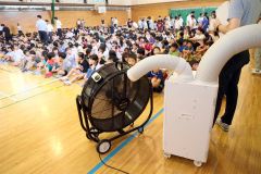 暑さ対策をして終業式を行った帯広稲田小学校（午前８時３５分ごろ、長尾悦郎通信員撮影）