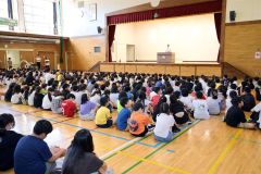 校長先生の話を聞く児童ら（午前８時４０分ごろ、長尾悦郎通信員撮影）