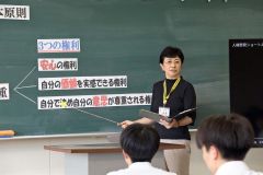 生徒らにＬＧＢＴｓの現状などを解説する伊藤さん

