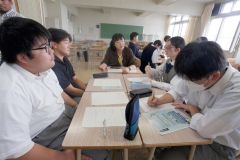 人権擁護委員と一緒にＬＧＢＴｓについて意見を交わす高校生ら