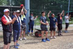 帯南町中の父兄らと一緒に呼応杯の試合を観戦する澁谷純希投手（中央）