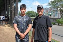 帯南町中時代の監督・木柳駿佑さん（右）と旧交を温めた澁谷純希投手