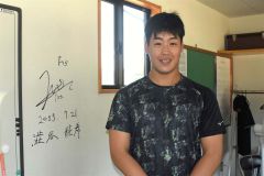 帯広の森平和球場の本部棟の壁にサインを書き込んだ澁谷純希投手