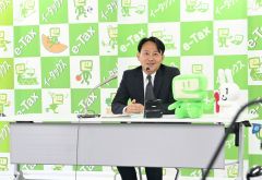 会見で抱負を語る山下新局長