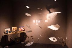 絵本の世界に入り込んだような展示会場の一部
