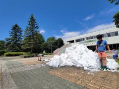 雪山で遊ぶ子どもたち