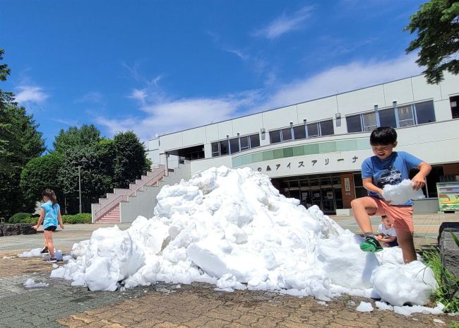 酷暑の帯広に雪山出現　帯広の森アイスアリーナ前～こぼれ話