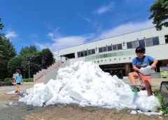 酷暑の帯広に雪山出現　帯広の森アイスアリーナ前～こぼれ話
