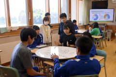 選択的夫婦別姓制度について意見を交わす３年生