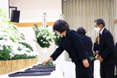 献花する参列者たち
