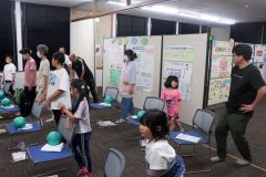 運動教室で体を動かす町民