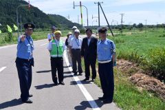 ４人死亡交通事故から２年　大樹町生花で関係機関が現場点検