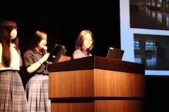 地域に関する調査や検証した成果などを発表する生徒ら