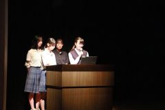 地域に関する調査や検証した成果などを発表する生徒ら