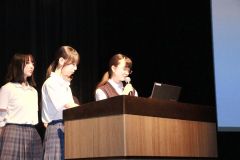 地域に関する調査や検証した成果などを発表する生徒ら