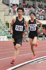 男子１５００メートル決勝浅田大晴（左、白樺ＡＣ）、3位九本宗輔（緑南中）