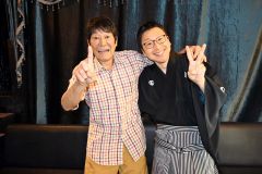 「談寛」に改名する立川談吉さん（右）と、“二代目”にエールを送るダンカンさん