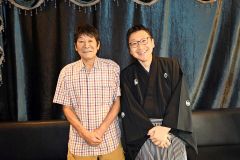 「談寛」に改名する立川談吉さん（右）と、“二代目”にエールを送るダンカンさん