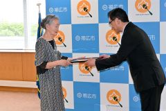 米沢市長から感謝状を受け取る竹山会長