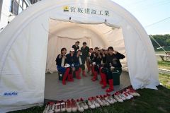 エアコンが効いたテント内で涼む帯広第八中のソフトボール部員（２４日午前８時ごろ、須貝拓也撮影）