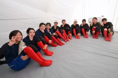 エアコンが効いたテント内で涼む帯広第八中のソフトボール部員（２４日午前８時ごろ、須貝拓也撮影）