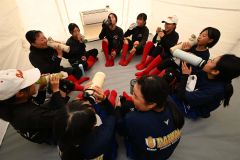 エアコンが効いたテント内で水分補給する帯広第八中のソフトボール部員（２４日午前８時ごろ、須貝拓也撮影）