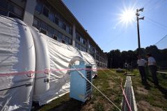 帯広第八中の校庭に設置されたクーリングテント（２４日午前７時半ごろ、須貝拓也撮影）