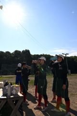 練習の合間に水分補給する帯広第八中のソフトボール部員（２４日午前７時半ごろ、須貝拓也撮影）