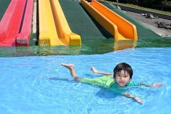全身を水につけて暑さをしのぐ子ども（２４日午前１０時１５分ごろ、芽室公園で。須貝拓也撮影）