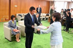当選証書を受け取る勝部氏（中央）