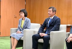 当選証書付与式に出席した（左から）高橋氏と勝部氏