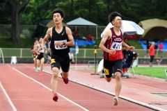 【男子１５００メートル決勝３組】浅田大晴（左、白樺ＡＣ）がロングスパートから吉田陽登（右、帯三条高）を捉え、ゴール直前で逆転した