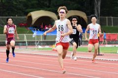 【男子４００メートル決勝７組】４７秒８０の大会新で優勝した帯三条高ＯＢの加藤哲太（手前、北翔大）