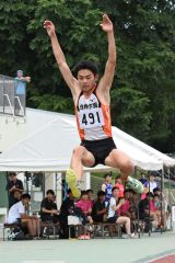 【男子走り幅跳び決勝】小西康道監督の跳躍に刺激を受け自己ベストの７メートル１１をマークした小山倫汰（白樺学園高）