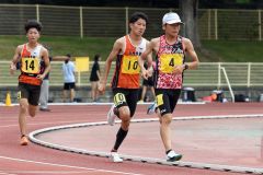 【男子５０００メートル決勝】大会記録を４５年ぶりに更新した安田塙史（右）。２位の大友悠輝（中央）、３位の梅津雄飛（左）と白樺学園高勢が１～３位を占めた