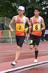 【男子３０００メートル決勝２組】十勝高校新となる８分２５秒３５で優勝した安田塙史（左、白樺学園高）と同じく高校新の８分３３秒９１をマークした大友悠輝（右、同）