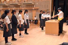 町交通安全協会の朝倉会長から賞状を受け取る交通安全スローガンコンクール入賞者