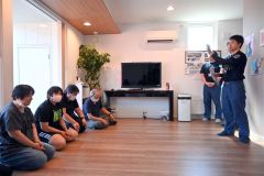 消防署員の講評に耳を傾ける利用者