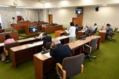 委員同士が自由討議する様子を議場からライブ中継した特別委
