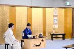 佐渡ブロック長（左）が亭主を務め行われた記念茶会青年部席