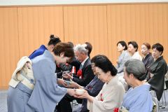青年部員らからお茶を受け取る来賓