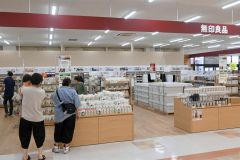オープン直後から買い物客らの注目を集めたコープさっぽろたいき店内の無印良品売り場（２４日午前９時４０分ごろ）