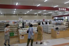 オープン直後から買い物客らの注目を集めたコープさっぽろたいき店内の無印良品売り場（２４日午前９時４０分ごろ）