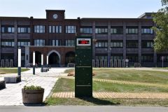 ３８・４度を示す帯広畜産大学に設置された温度計（２４日午後１時４０分ごろ）
