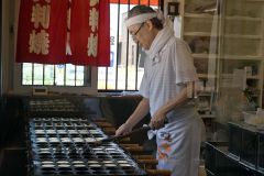 高橋まんじゅう屋で、大判焼きを調理する高橋店主（２４日午前１１時）