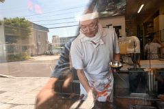 高橋まんじゅう屋で、大判焼きを調理する高橋店主（２４日午前１１時）